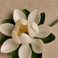 åkande hvid gul midte grønne blade gammel kunstig blomst retro plastikblomst genbrug